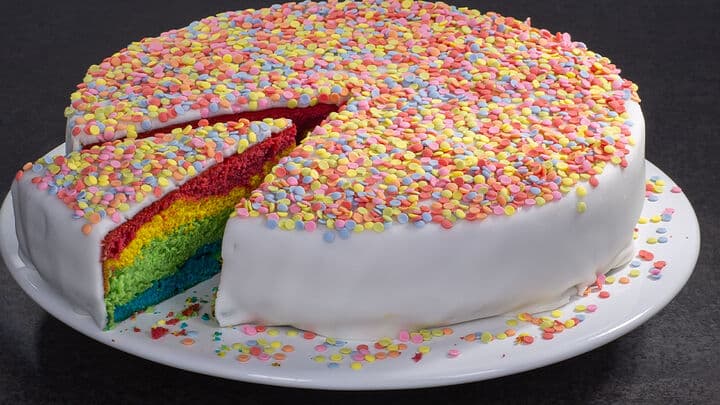 Leckerer bunter Kuchen mit Streuseln